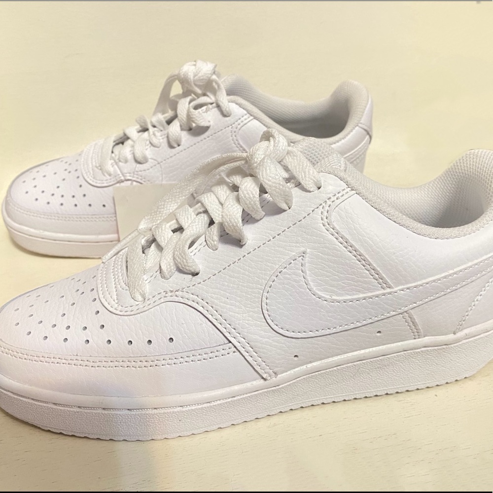 NIKE women’s court vision low white shoes